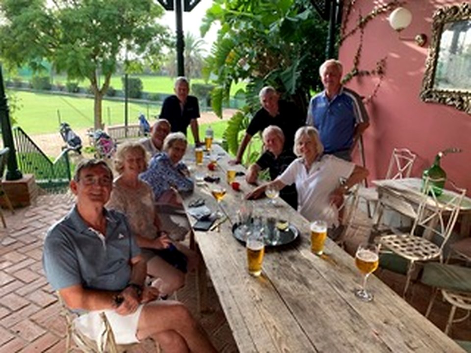 Group around the dinner table
